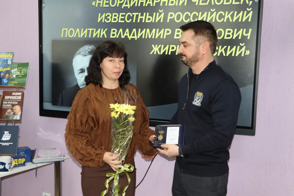 «Он был явлением эпохи»: в стахановской библиотеке почтили память Владимира Жириновского «Он был явлением эпохи»: в стахановской библиотеке почтили память Владимира Жириновского