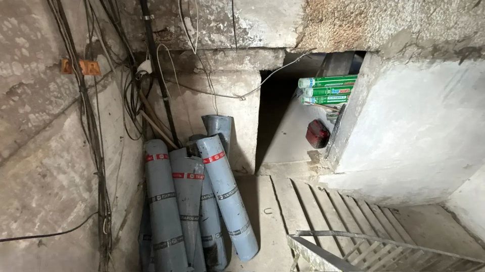 В Ровеньках продолжают ремонт крыши многоквартирного дома на квартале Гагарина В Ровеньках продолжают ремонт крыши многоквартирного дома на квартале Гагарина