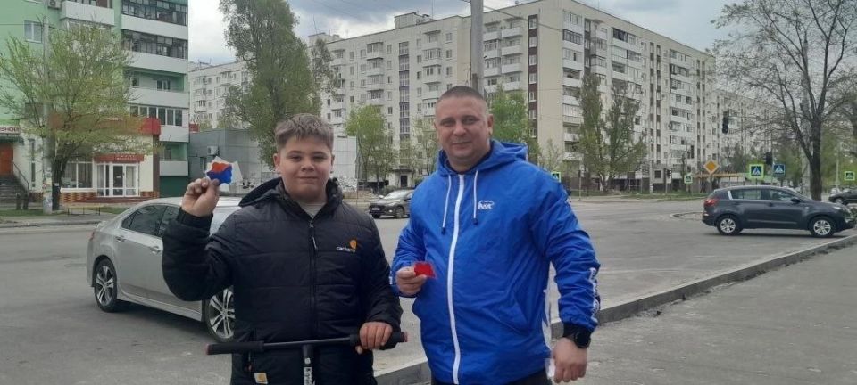 Будь заметен на дороге: в Северодонецке единороссы раздали школьникам светоотражающие элементы – фликеры Будь заметен на дороге: в Северодонецке единороссы раздали школьникам светоотражающие элементы – фликеры