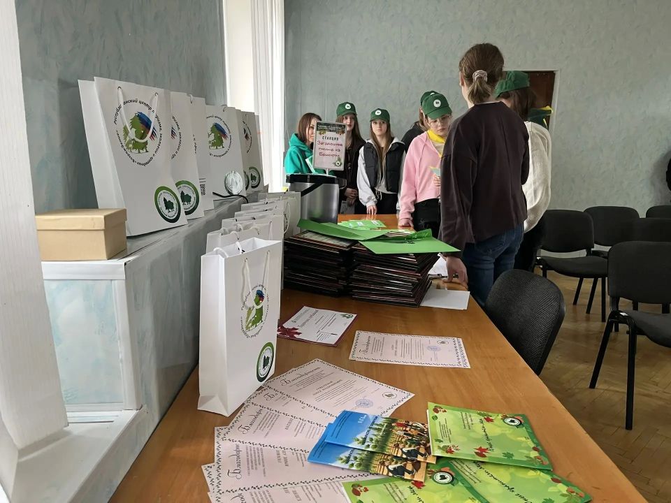 В Луганске прошел второй республиканский слет школьных лесничеств В Луганске прошел второй республиканский слет школьных лесничеств