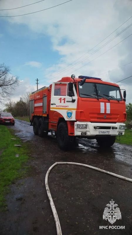 Пожарные спасли от огня дом в Ровеньках Пожарные спасли от огня дом в Ровеньках