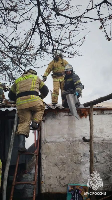 Пожарные спасли от огня дом в Ровеньках Пожарные спасли от огня дом в Ровеньках