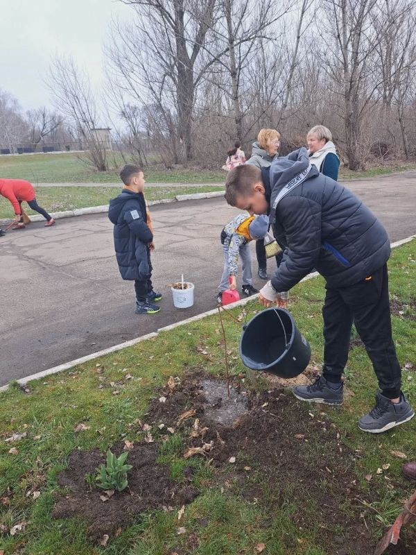 В Епифановской школе Кременского МО весенний субботник стал настоящим праздником труда и единения В Епифановской школе Кременского МО весенний субботник стал настоящим праздником труда и единения