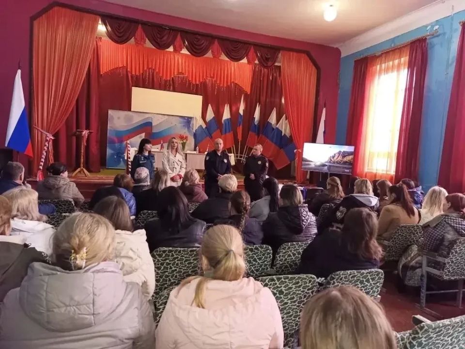 Сегодня в ДК им. Т.Г. Шевченко в пгт Большекаменка состоялась встреча жителей с сотрудниками полиции, инспектором ОНД и ПР по городу Ровеньки УНД и ПР главного управления МЧС России по Луганской Народной Республики и... Сегодня в ДК им. Т.Г. Шевченко в пгт Большекаменка состоялась встреча жителей с сотрудниками полиции, инспектором ОНД и ПР по городу Ровеньки УНД и ПР главного управления МЧС России по Луганской Народной Республики и...
