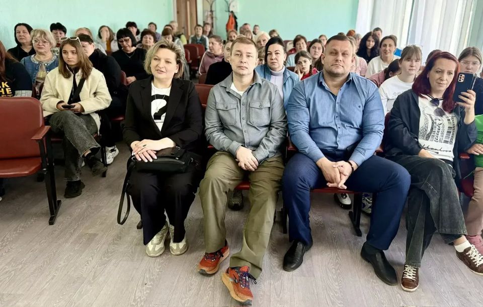 В стенах ГБОУ ЛНР «РСКШИ „Хрусталик“» состоялось яркое событие – концерт фронтовой бригады «За Родину!» В стенах ГБОУ ЛНР «РСКШИ „Хрусталик“» состоялось яркое событие – концерт фронтовой бригады «За Родину!»