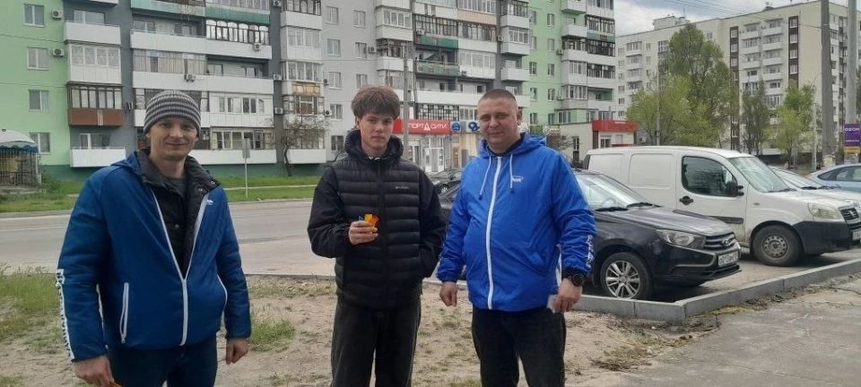 Будь заметен на дороге: в Северодонецке единороссы раздали школьникам светоотражающие элементы – фликеры Будь заметен на дороге: в Северодонецке единороссы раздали школьникам светоотражающие элементы – фликеры