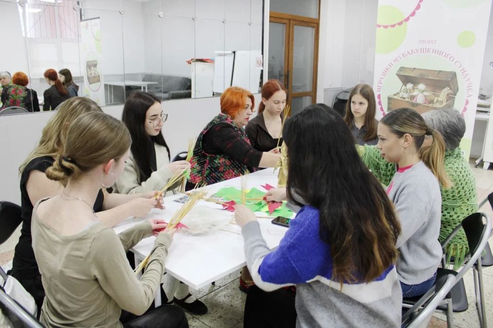 Во Дворце культуры города Счастье прошёл третий мастер-класс проекта «Игрушки из бабушкиного сундучка» по созданию соломенной игрушки Во Дворце культуры города Счастье прошёл третий мастер-класс проекта «Игрушки из бабушкиного сундучка» по созданию соломенной игрушки