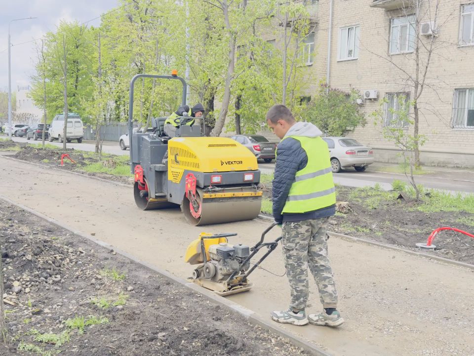 В Луганске по народной программе Единой России продолжается реконструкция аллеи на ул. В. Даля В Луганске по народной программе Единой России продолжается реконструкция аллеи на ул. В. Даля