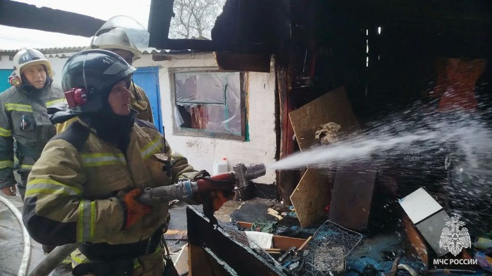 Спасатели МЧС России за полчаса потушили пожар в Ровеньковском районе и отстояли жилой дом Спасатели МЧС России за полчаса потушили пожар в Ровеньковском районе и отстояли жилой дом