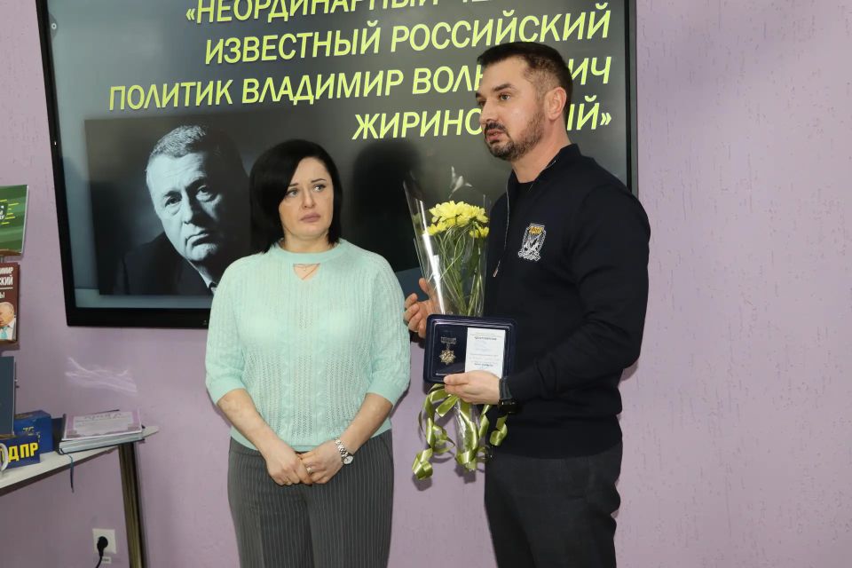 «Он был явлением эпохи»: в стахановской библиотеке почтили память Владимира Жириновского «Он был явлением эпохи»: в стахановской библиотеке почтили память Владимира Жириновского