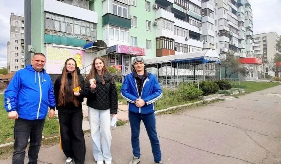 Будь заметен на дороге: в Северодонецке единороссы раздали школьникам светоотражающие элементы – фликеры Будь заметен на дороге: в Северодонецке единороссы раздали школьникам светоотражающие элементы – фликеры