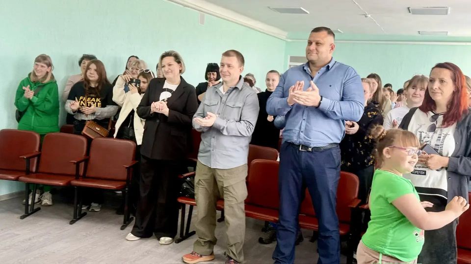 В стенах ГБОУ ЛНР «РСКШИ „Хрусталик“» состоялось яркое событие – концерт фронтовой бригады «За Родину!» В стенах ГБОУ ЛНР «РСКШИ „Хрусталик“» состоялось яркое событие – концерт фронтовой бригады «За Родину!»