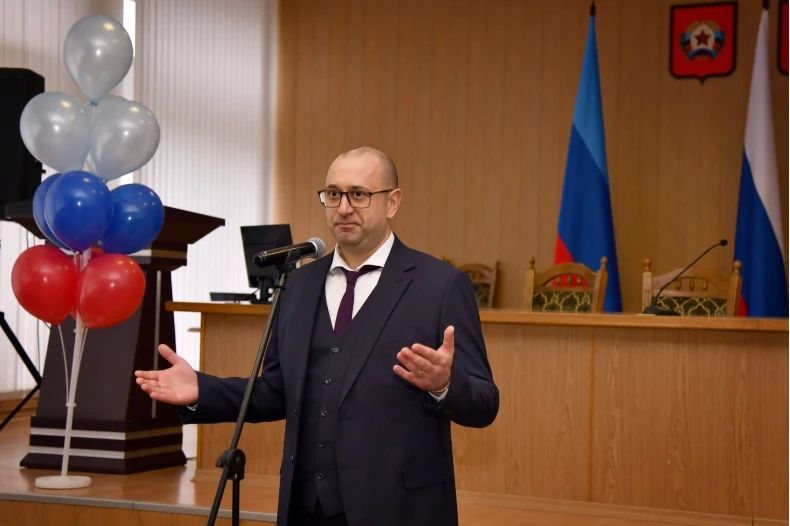 В Администрации Свердловского округа муниципальных служащих поздравили с профессиональным праздником В Администрации Свердловского округа муниципальных служащих поздравили с профессиональным праздником