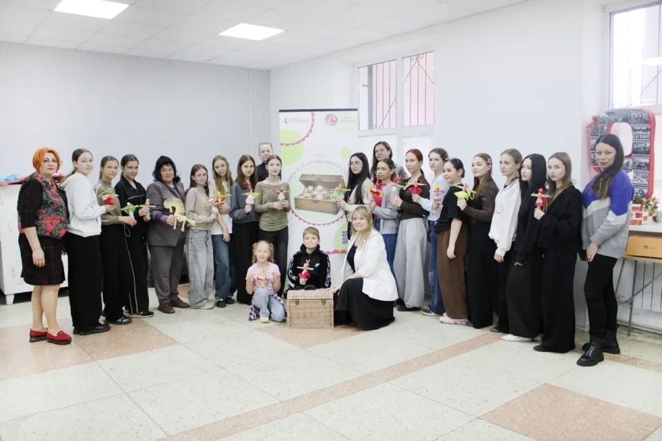 Подростки в Счастье научились делать «танцующих кукол» из соломы Подростки в Счастье научились делать «танцующих кукол» из соломы