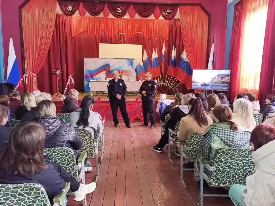 Сегодня в ДК им. Т.Г. Шевченко в пгт Большекаменка состоялась встреча жителей с сотрудниками полиции, инспектором ОНД и ПР по городу Ровеньки УНД и ПР главного управления МЧС России по Луганской Народной Республики и... Сегодня в ДК им. Т.Г. Шевченко в пгт Большекаменка состоялась встреча жителей с сотрудниками полиции, инспектором ОНД и ПР по городу Ровеньки УНД и ПР главного управления МЧС России по Луганской Народной Республики и...