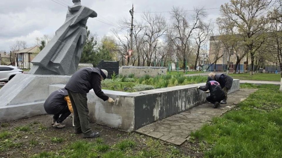 Сегодня работники МУП «ЖЭК» города Ровеньки приступили к косметическому ремонту памятника погибшим в Великой Отечественной войне на центральной площади пгт Дзержинский Сегодня работники МУП «ЖЭК» города Ровеньки приступили к косметическому ремонту памятника погибшим в Великой Отечественной войне на центральной площади пгт Дзержинский