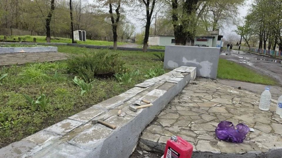 Сегодня работники МУП «ЖЭК» города Ровеньки приступили к косметическому ремонту памятника погибшим в Великой Отечественной войне на центральной площади пгт Дзержинский Сегодня работники МУП «ЖЭК» города Ровеньки приступили к косметическому ремонту памятника погибшим в Великой Отечественной войне на центральной площади пгт Дзержинский