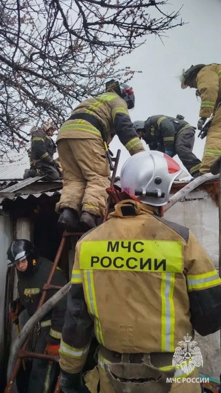 Спасатели МЧС России за полчаса потушили пожар в Ровеньковском районе и отстояли жилой дом Спасатели МЧС России за полчаса потушили пожар в Ровеньковском районе и отстояли жилой дом