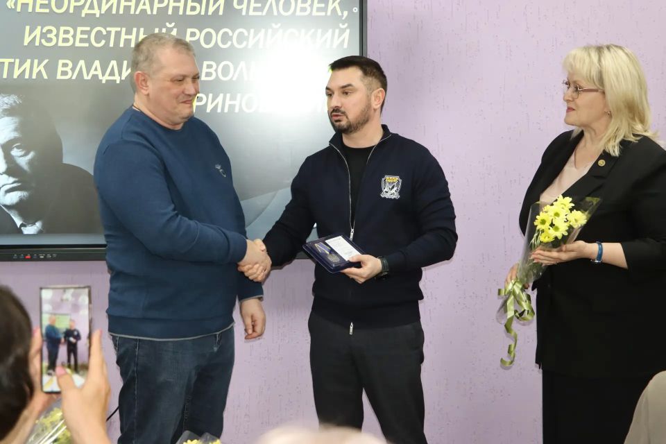 «Он был явлением эпохи»: в стахановской библиотеке почтили память Владимира Жириновского «Он был явлением эпохи»: в стахановской библиотеке почтили память Владимира Жириновского