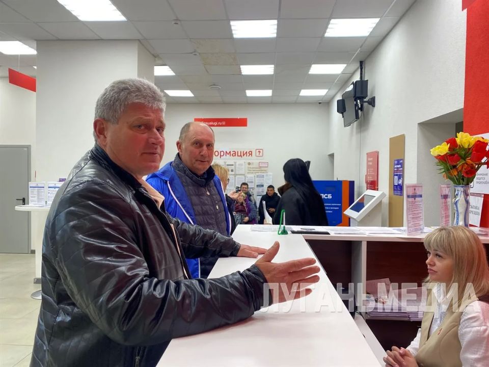 В Меловом единороссы проинспектировали работу МФЦ В Меловом единороссы проинспектировали работу МФЦ