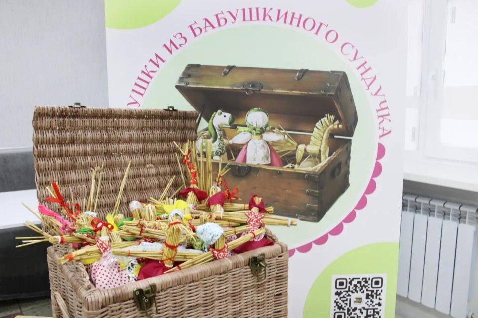 Во Дворце культуры города Счастье прошёл третий мастер-класс проекта «Игрушки из бабушкиного сундучка» по созданию соломенной игрушки Во Дворце культуры города Счастье прошёл третий мастер-класс проекта «Игрушки из бабушкиного сундучка» по созданию соломенной игрушки