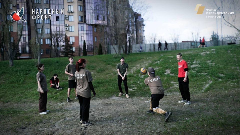Сегодня наша команда Молодёжки НФ решила немного отвлечься от дел и собраться поиграть в волейбол! Сегодня наша команда Молодёжки НФ решила немного отвлечься от дел и собраться поиграть в волейбол!