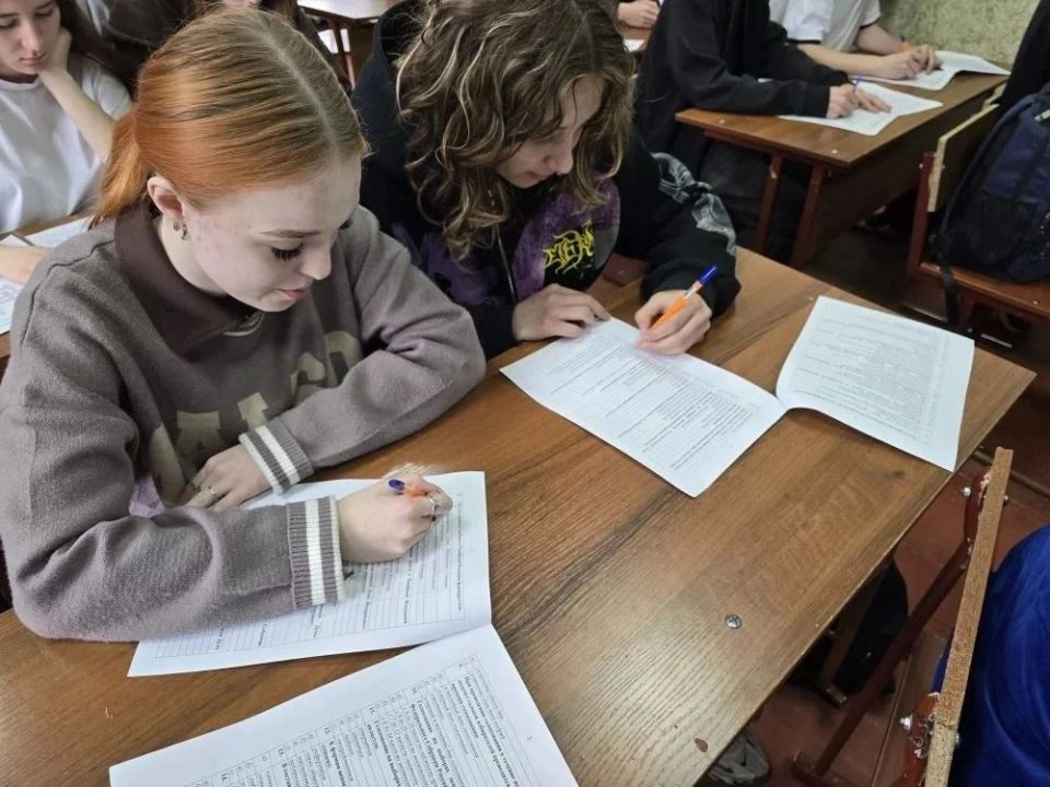 В луганской школе №16 прошёл «Избирательный диктант» для старшеклассников В луганской школе №16 прошёл «Избирательный диктант» для старшеклассников