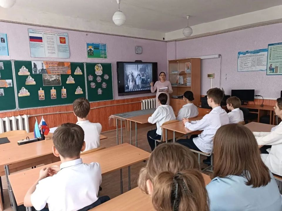 В Брянковской средней школе №9» состоялся час памяти под названием «Здесь боль живёт и поныне…», посвященный Дню памяти о Чернобыльской катастрофе В Брянковской средней школе №9» состоялся час памяти под названием «Здесь боль живёт и поныне…», посвященный Дню памяти о Чернобыльской катастрофе