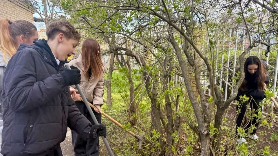 В Лутугинской средней школе №2 состоялась экологическая акция «Зелёная весна» В Лутугинской средней школе №2 состоялась экологическая акция «Зелёная весна»