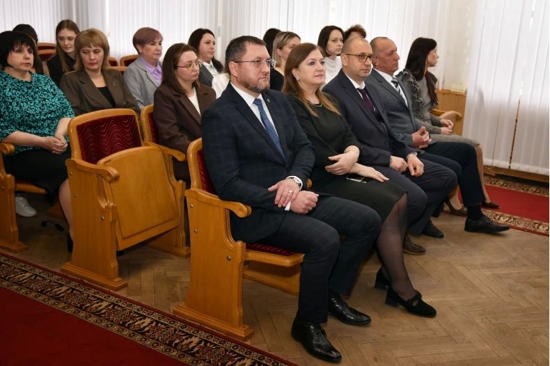 В Администрации Свердловского округа муниципальных служащих поздравили с профессиональным праздником В Администрации Свердловского округа муниципальных служащих поздравили с профессиональным праздником
