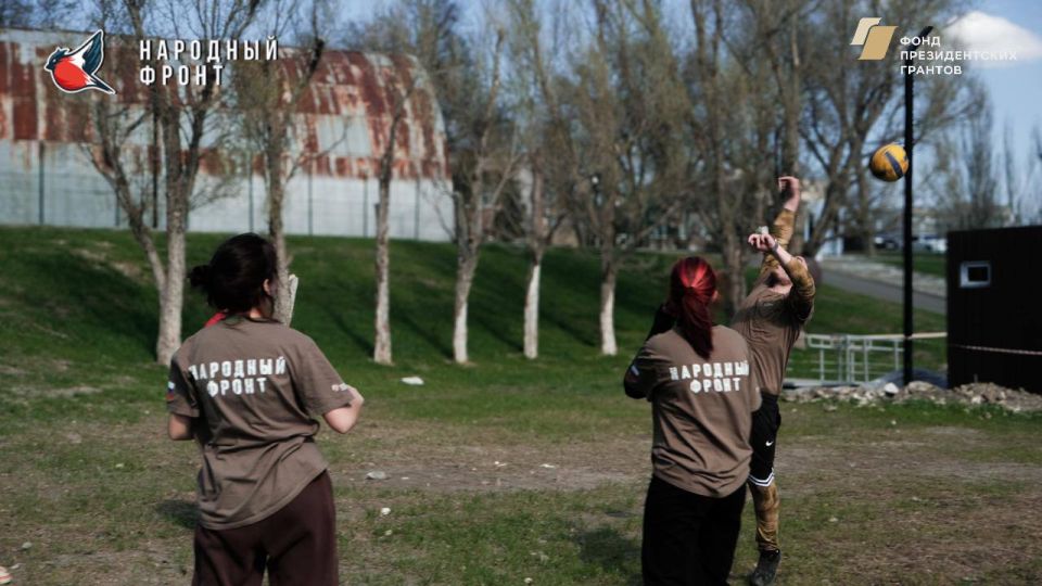 Сегодня наша команда Молодёжки НФ решила немного отвлечься от дел и собраться поиграть в волейбол! Сегодня наша команда Молодёжки НФ решила немного отвлечься от дел и собраться поиграть в волейбол!