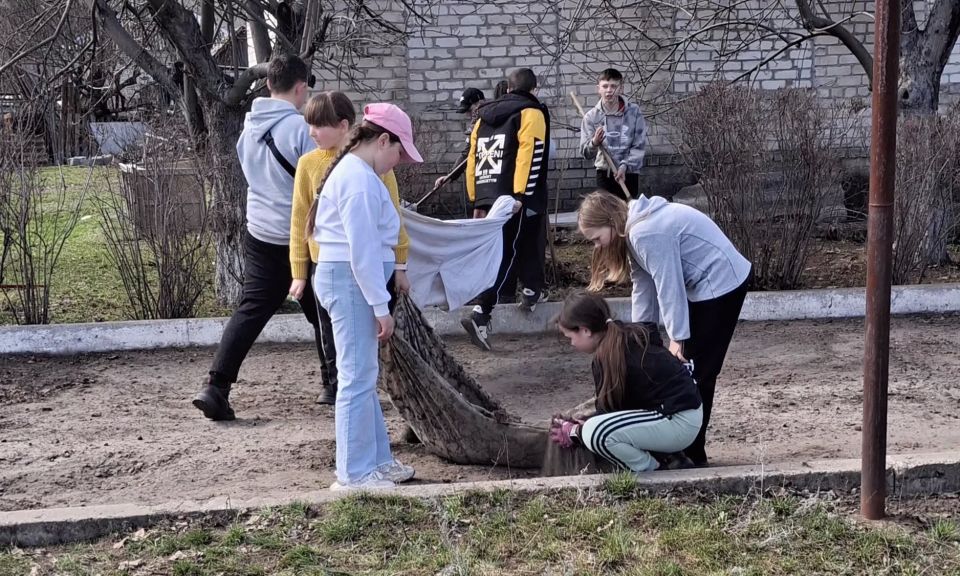 Весенний субботник прошёл в ГБОУ ЛНР "БОРОВЕНСКАЯ ОШ" Кременского МО. Вместе делаем мир вокруг лучше! Весенний субботник прошёл в ГБОУ ЛНР "БОРОВЕНСКАЯ ОШ" Кременского МО. Вместе делаем мир вокруг лучше!