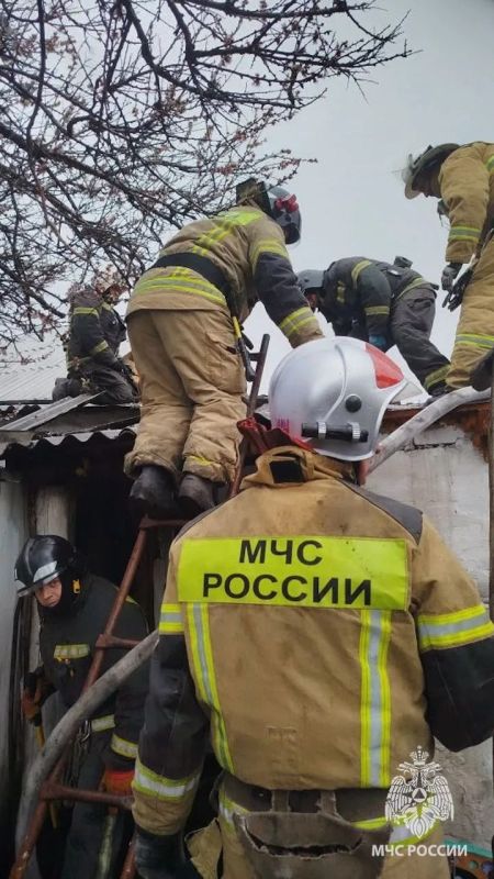 Пожарные спасли от огня дом в Ровеньках Пожарные спасли от огня дом в Ровеньках