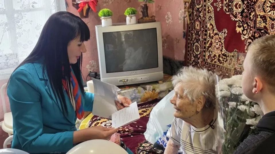 Сегодня в пгт Дзержинский торжественно поздравили с 97 летием Кузьменко Марию Ивановну — участницу Великой Отечественной войны, труженицу тыла и ветерана труда Сегодня в пгт Дзержинский торжественно поздравили с 97 летием Кузьменко Марию Ивановну — участницу Великой Отечественной войны, труженицу тыла и ветерана труда