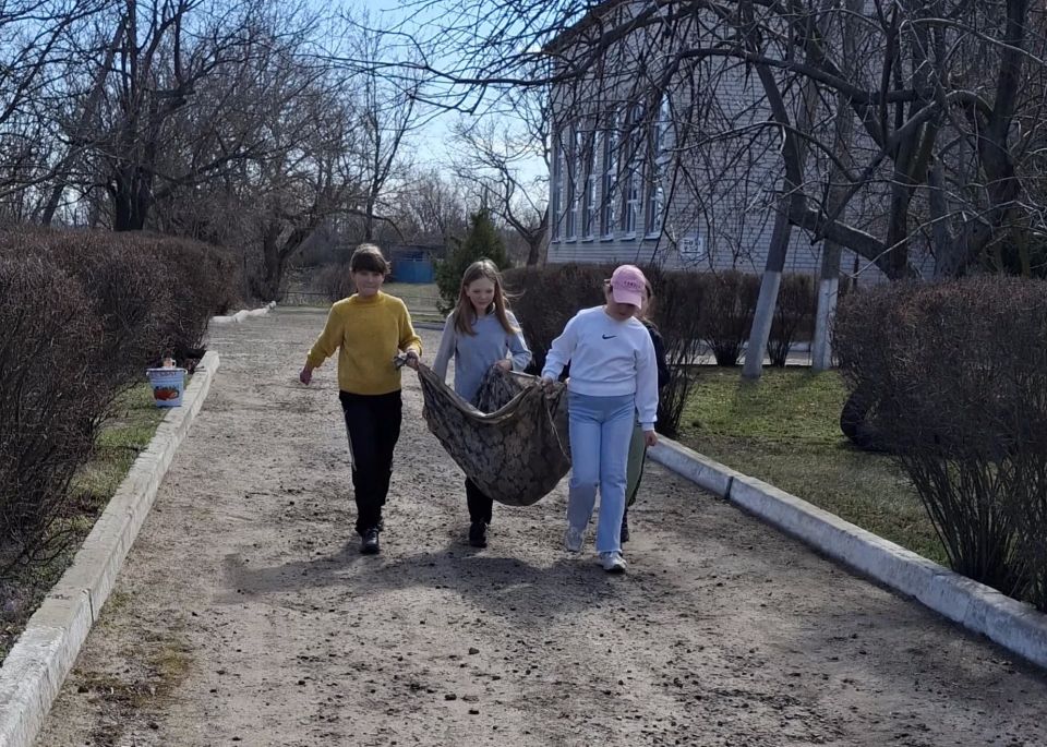 Весенний субботник прошёл в ГБОУ ЛНР "БОРОВЕНСКАЯ ОШ" Кременского МО. Вместе делаем мир вокруг лучше! Весенний субботник прошёл в ГБОУ ЛНР "БОРОВЕНСКАЯ ОШ" Кременского МО. Вместе делаем мир вокруг лучше!