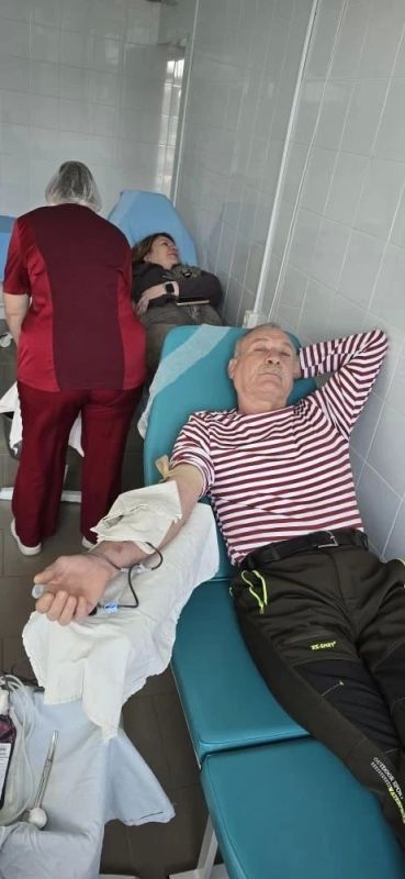 Дарящие жизнь и здоровье. В давние времена люди узнали, что кровь является носительницей жизни Дарящие жизнь и здоровье. В давние времена люди узнали, что кровь является носительницей жизни