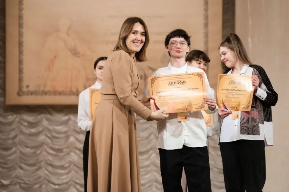 Студенты из Стаханова получили дипломы на всероссийском конкурсе в Москве Студенты из Стаханова получили дипломы на всероссийском конкурсе в Москве