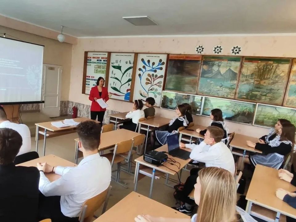 В Брянке прошёл «Избирательный диктант» для старшеклассников В Брянке прошёл «Избирательный диктант» для старшеклассников