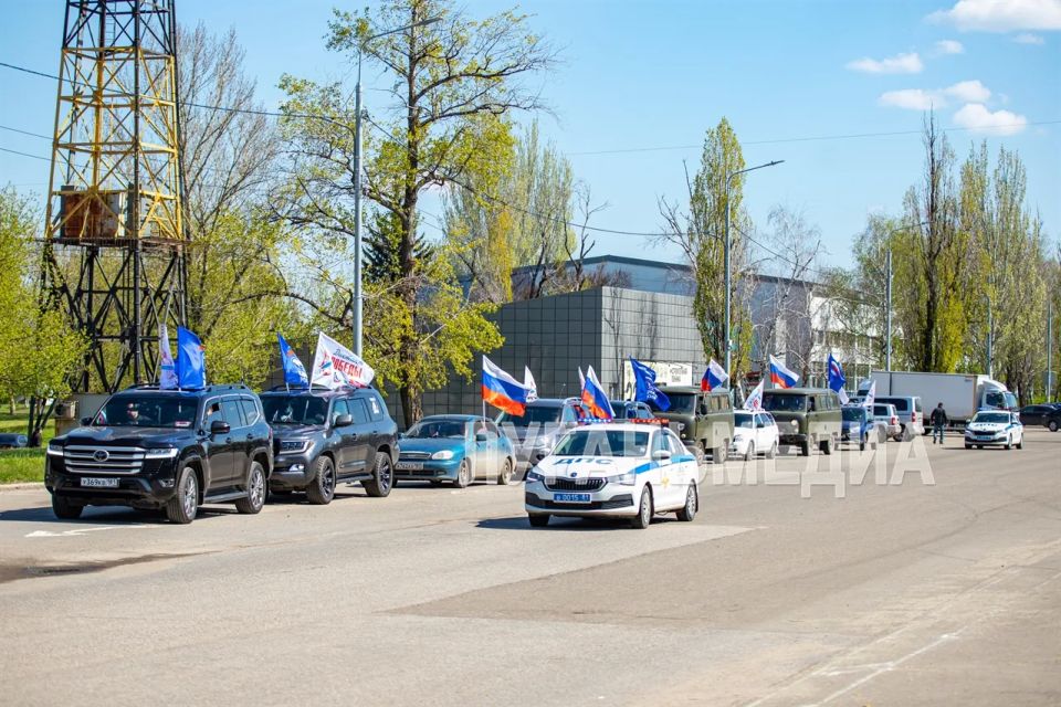 Луганские единороссы в рамках патриотической международной акции «Диктант Победы» и к 80-летию Великой Победы организовали автопробег по улицам столицы республики Луганские единороссы в рамках патриотической международной акции «Диктант Победы» и к 80-летию Великой Победы организовали автопробег по улицам столицы республики