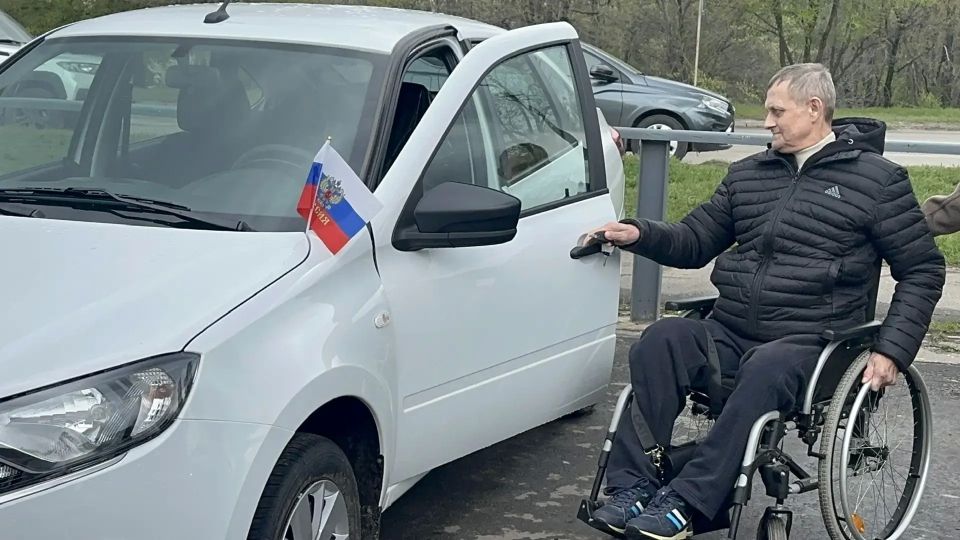 17 жителей республики получили автомобили от Отделения СФР по ЛНР 17 жителей республики получили автомобили от Отделения СФР по ЛНР