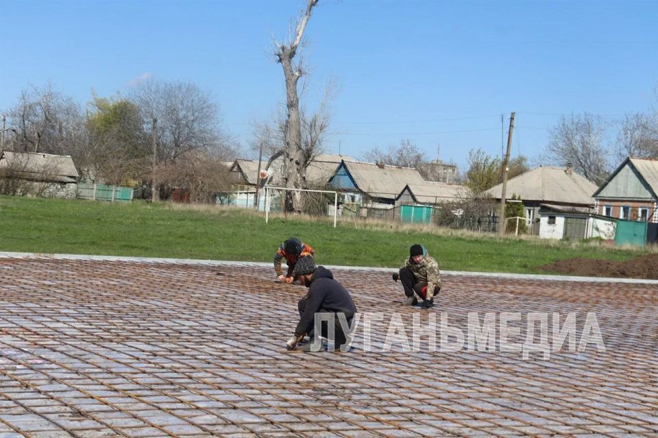В Свердловске продолжается благоустройство футбольного поля в пер В Свердловске продолжается благоустройство футбольного поля в пер