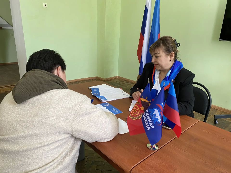 Жители поселка городского типа Крепенский внесли предложения в Народную программу «Единой России» Жители поселка городского типа Крепенский внесли предложения в Народную программу «Единой России»