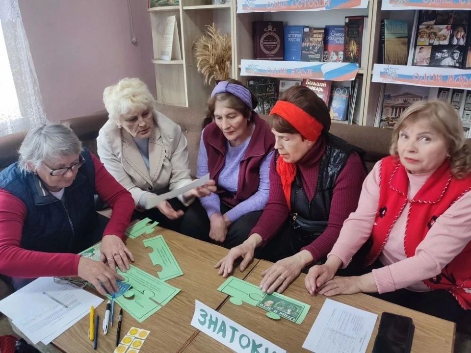 В Лутугинской центральной районной библиотеке прошла увлекательная интеллектуальная игра «Что? Где? Когда?» В Лутугинской центральной районной библиотеке прошла увлекательная интеллектуальная игра «Что? Где? Когда?»