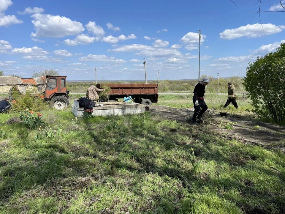 В селе Кружиловка провели субботник у памятного места В селе Кружиловка провели субботник у памятного места