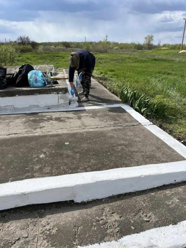 В селе Кружиловка провели субботник у памятного места В селе Кружиловка провели субботник у памятного места