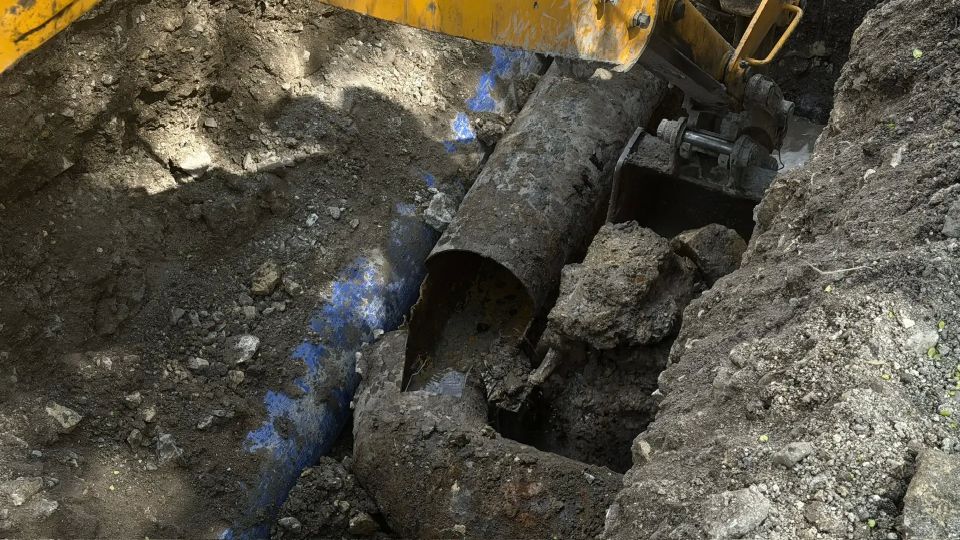 В восточной части Луганска «Лугансквода» ведет работы по устранению порыва на водоводе В восточной части Луганска «Лугансквода» ведет работы по устранению порыва на водоводе