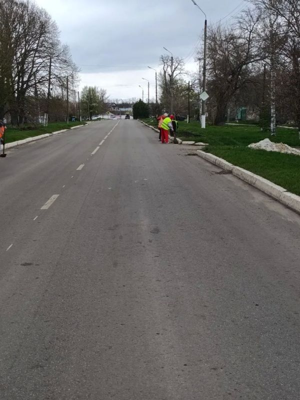 Сотрудники МУП «Коммунсервис Белокуракинского района» продолжают работу по благоустройству территории округа Сотрудники МУП «Коммунсервис Белокуракинского района» продолжают работу по благоустройству территории округа