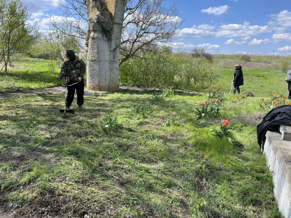 В селе Кружиловка провели субботник у памятного места В селе Кружиловка провели субботник у памятного места