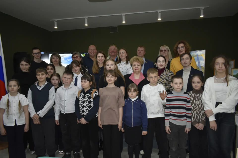 Сегодня, 23 апреля, в Перевальской модельной библиотеке состоялось торжественное открытие выставки художественных работ в рамках гуманитарного проекта «Картины новым регионам», на которое были приглашены преподаватели и... Сегодня, 23 апреля, в Перевальской модельной библиотеке состоялось торжественное открытие выставки художественных работ в рамках гуманитарного проекта «Картины новым регионам», на которое были приглашены преподаватели и...
