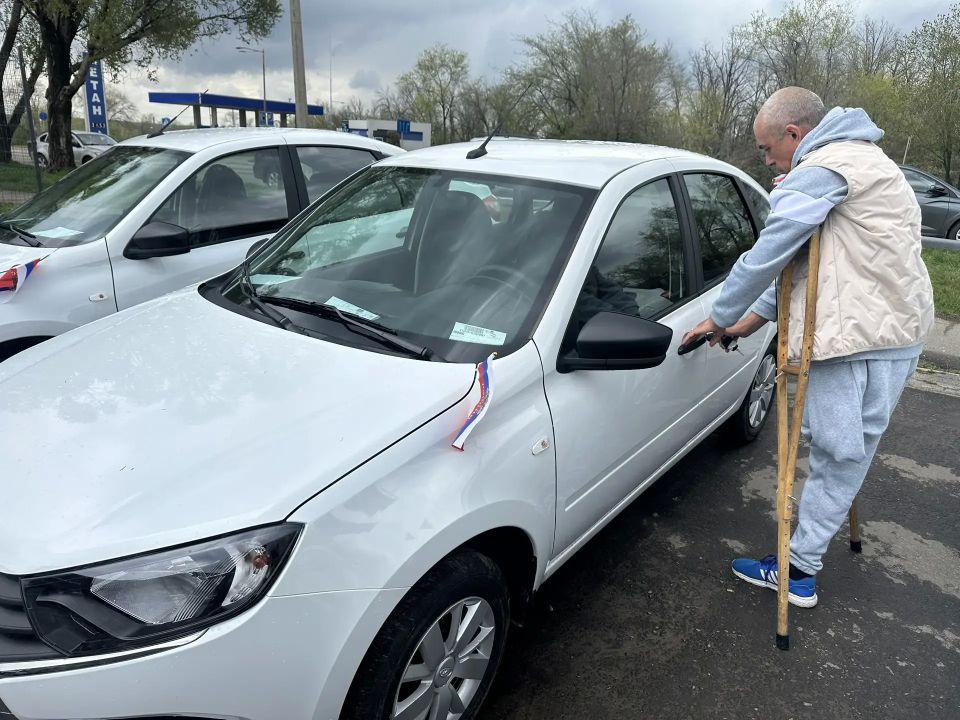 17 жителей республики получили автомобили от Отделения СФР по ЛНР 17 жителей республики получили автомобили от Отделения СФР по ЛНР